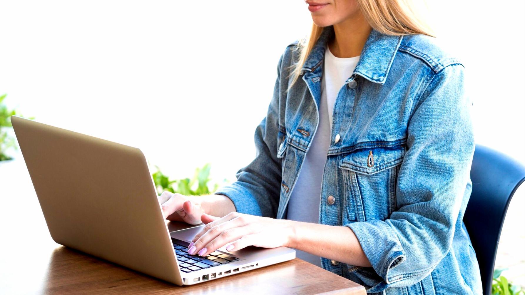 Teilnehmer arbeiten gemeinsam an Budgetplanungsübungen